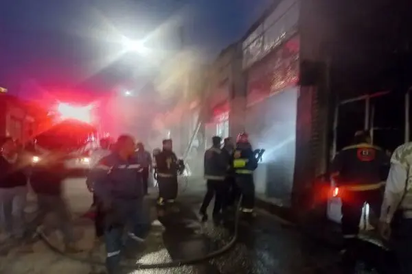 آتش‌سوزی در بازار آهن فروشان همدان مهار شد