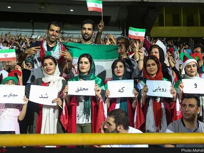 اگر دلیل برکناری مدیر مجموعه آزادی حضور زنان باشد، اقدام شایسته‌ای نیست