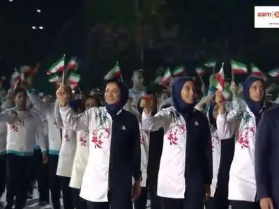 لحظه ورود کاروان ایران به مراسم افتتاحیه با پرچمداری الهه احمدی(عکس)