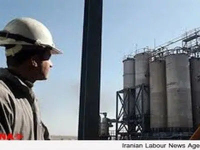 رابطه توسعه صنایع پتروشیمی در مناطق آزاد با قوانین کار سهل‌گیرانه