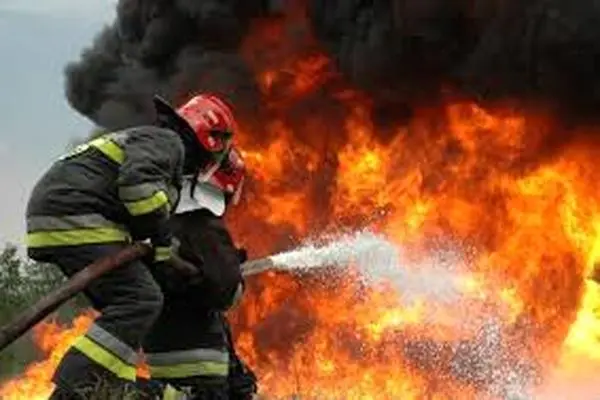 وقوع آتش‌سوزی گسترده در انبارهای کاه و پلاستیک در قنوات