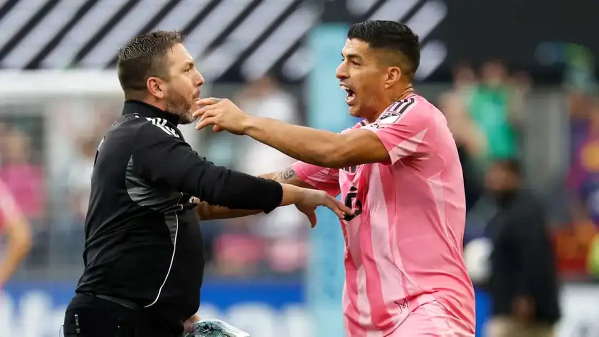 محرومیت سنگین لوئیس سوارز بعد از پرتاب آب دهان به حریف!