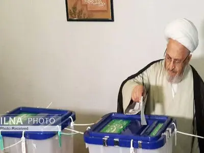 آیت الله سبحانی رای خود را به صندوق انداخت
