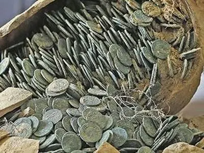 ماجرای کشف سکه‌ و گنج در قبرستان ابن بابویه چیست؟/ خوانش سکه‌ها آغاز شده است