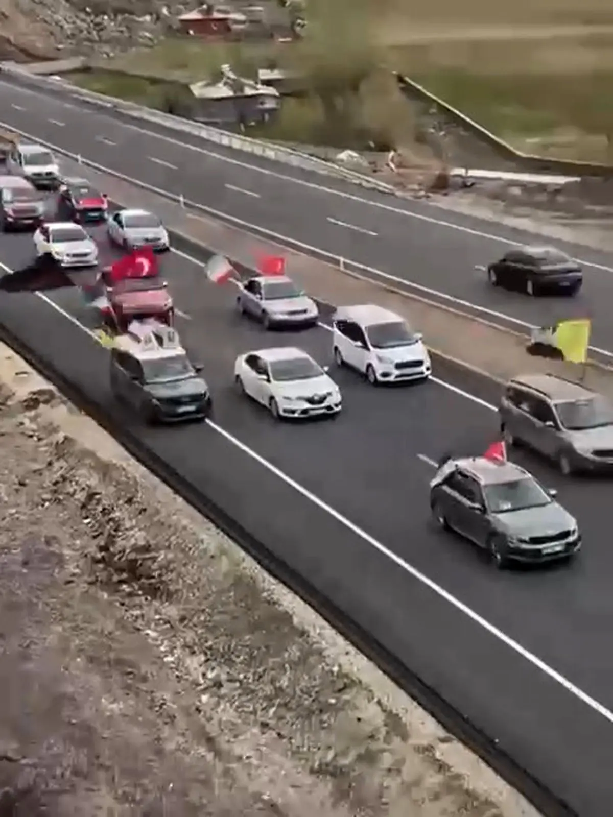 حرکت صدها خودرو از ترکیه به سمت ایران / ماجرا چیست؟ +فیلم