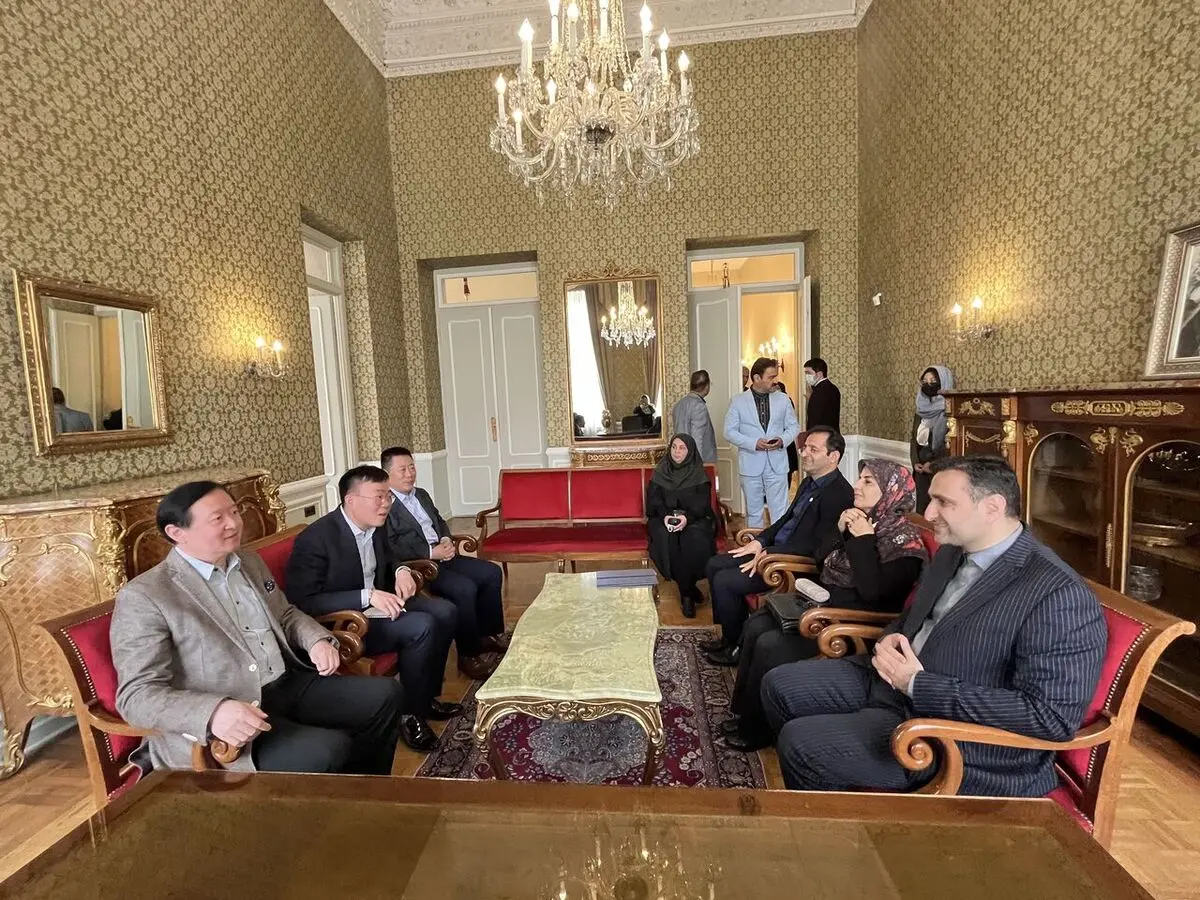 Iran welcomes group of tourists from China