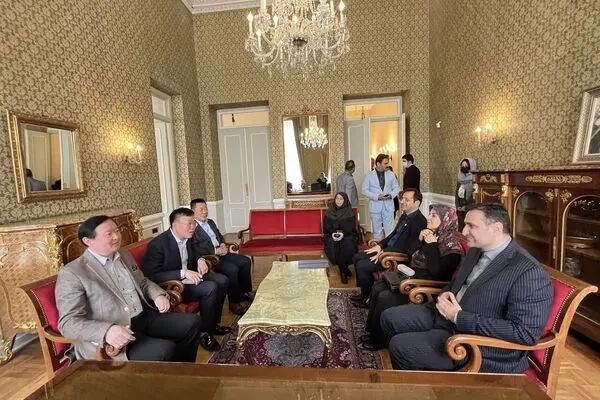 Iran welcomes group of tourists from China