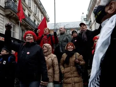 نگرانی پرستاران فرانسوی از آثار مخرب اصلاحات بازنشستگی ماکرون علیه زنان