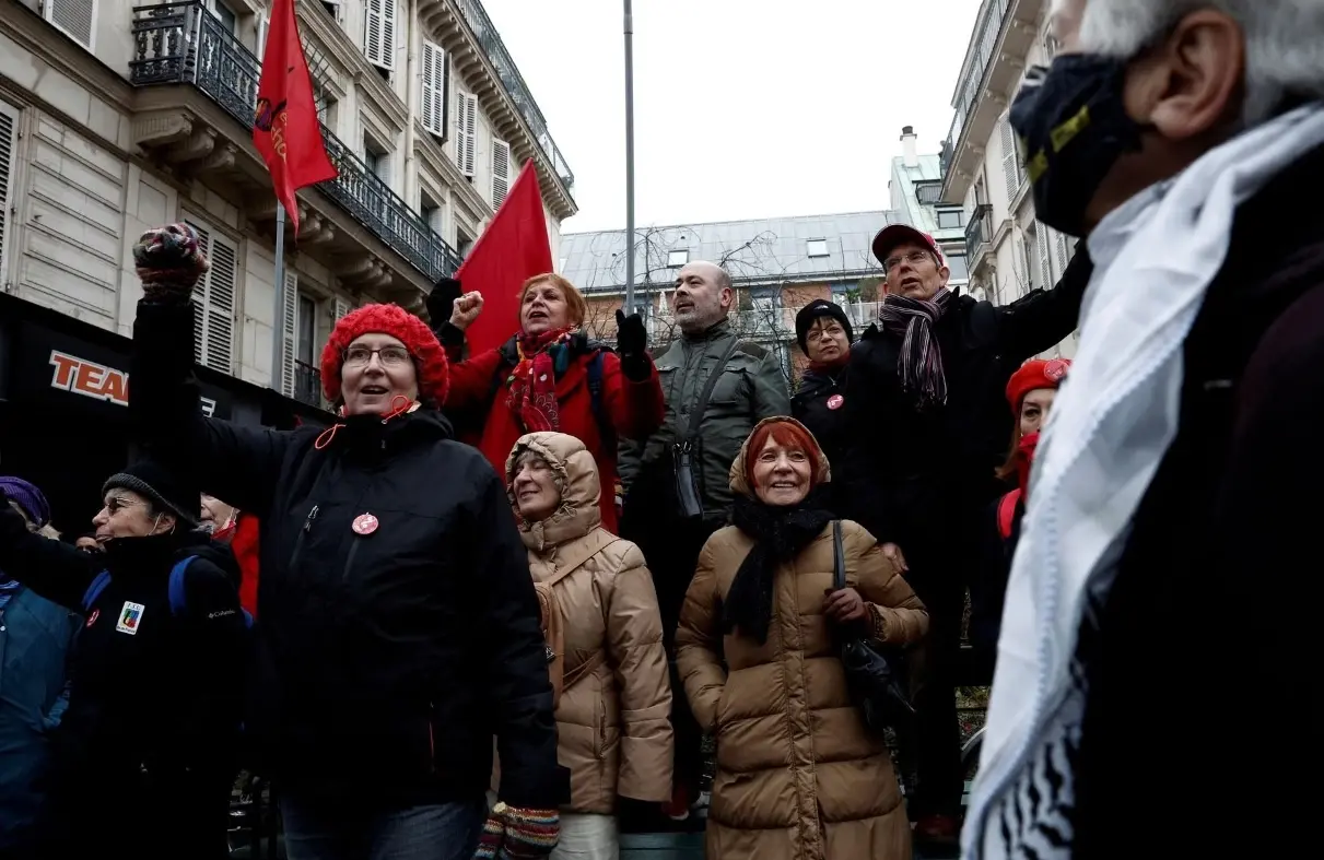 نگرانی پرستاران فرانسوی از آثار مخرب اصلاحات بازنشستگی ماکرون علیه زنان