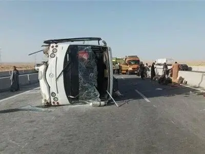 مرگ و مصدومیت ۱۳ کارگر در پی واژگونی یک مینی‌بوس در مصر