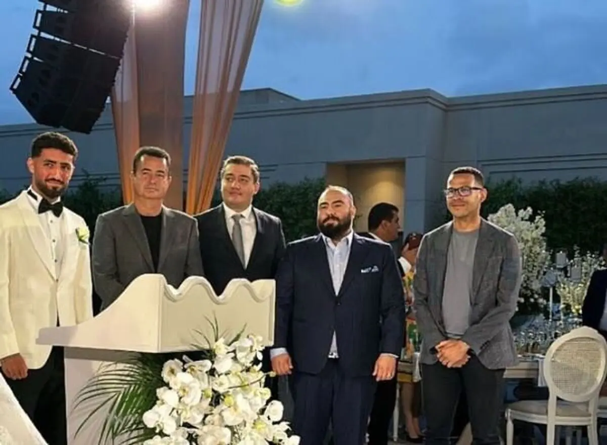 سرمربی و مالک باشگاه هال سیتی در مراسم ازدواج صیادمنش