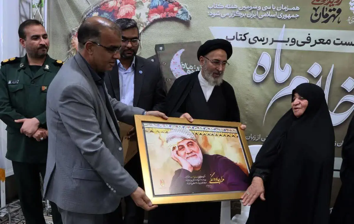 تقریظ رهبر انقلاب بر کتاب «خانوم ماه» در شیراز گرامی داشته شد