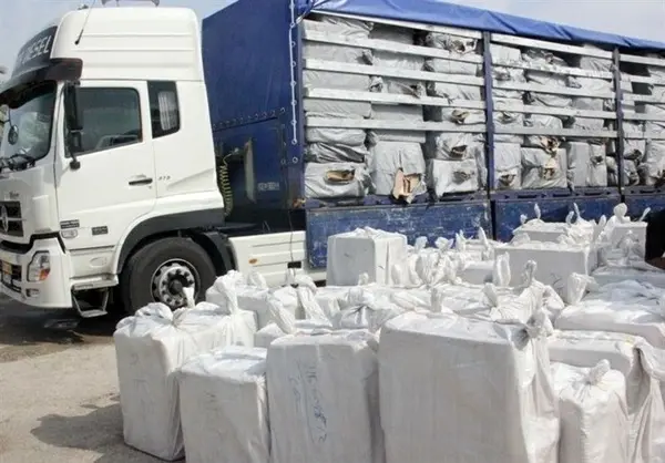 توقیف کامیون حامل ۶۴۵ هزار نخ سیگار قاچاق در خرم‌آباد