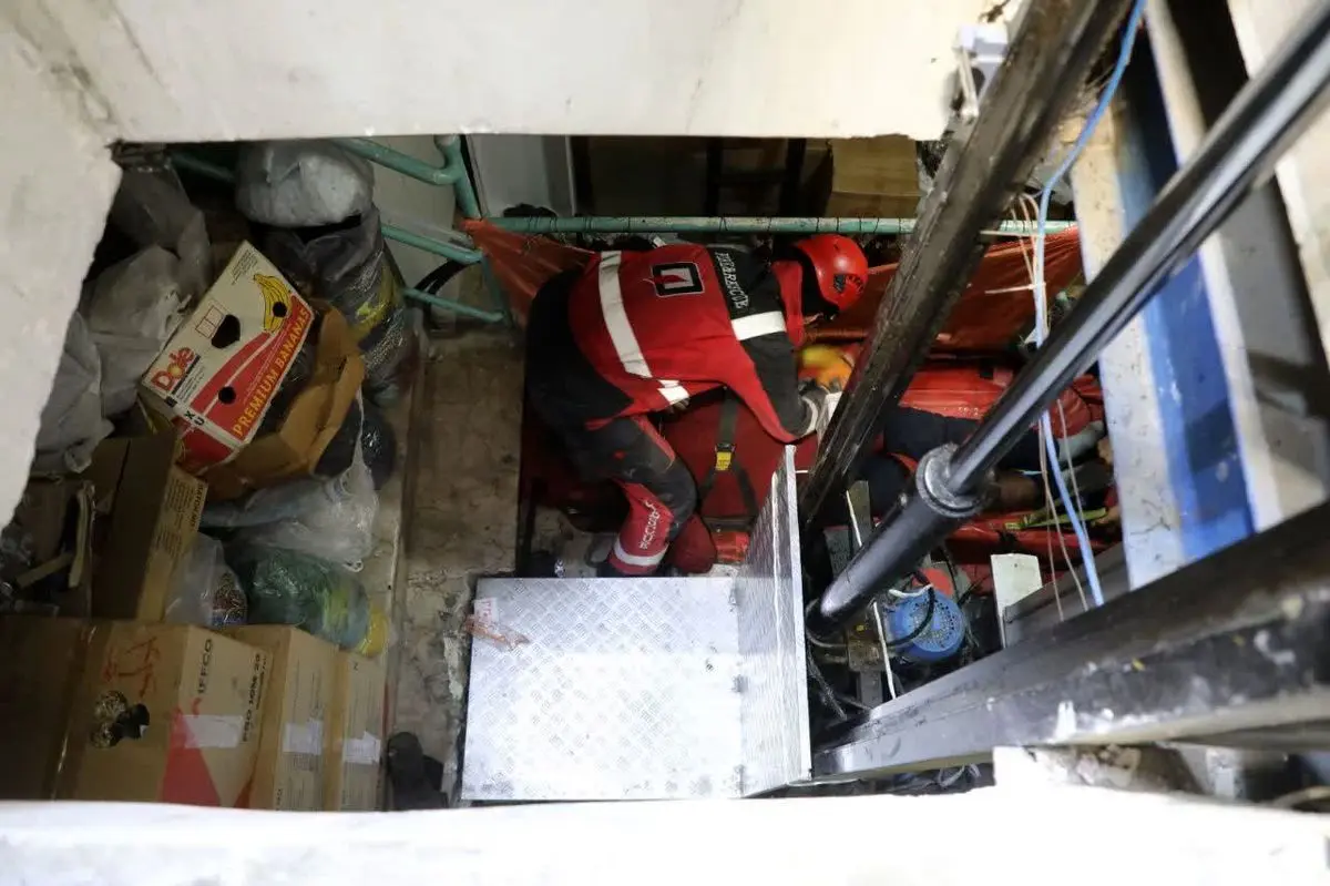 مصدومیت یک کارگر فروشگاه توسط دستگاه بالابر در مشهد