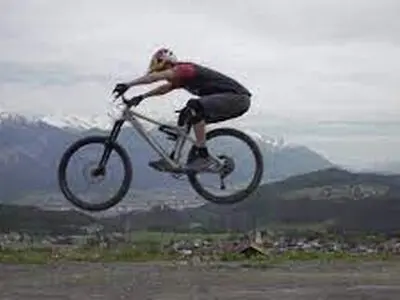 پرش با دوچرخه از روی کانال آب+فیلم
