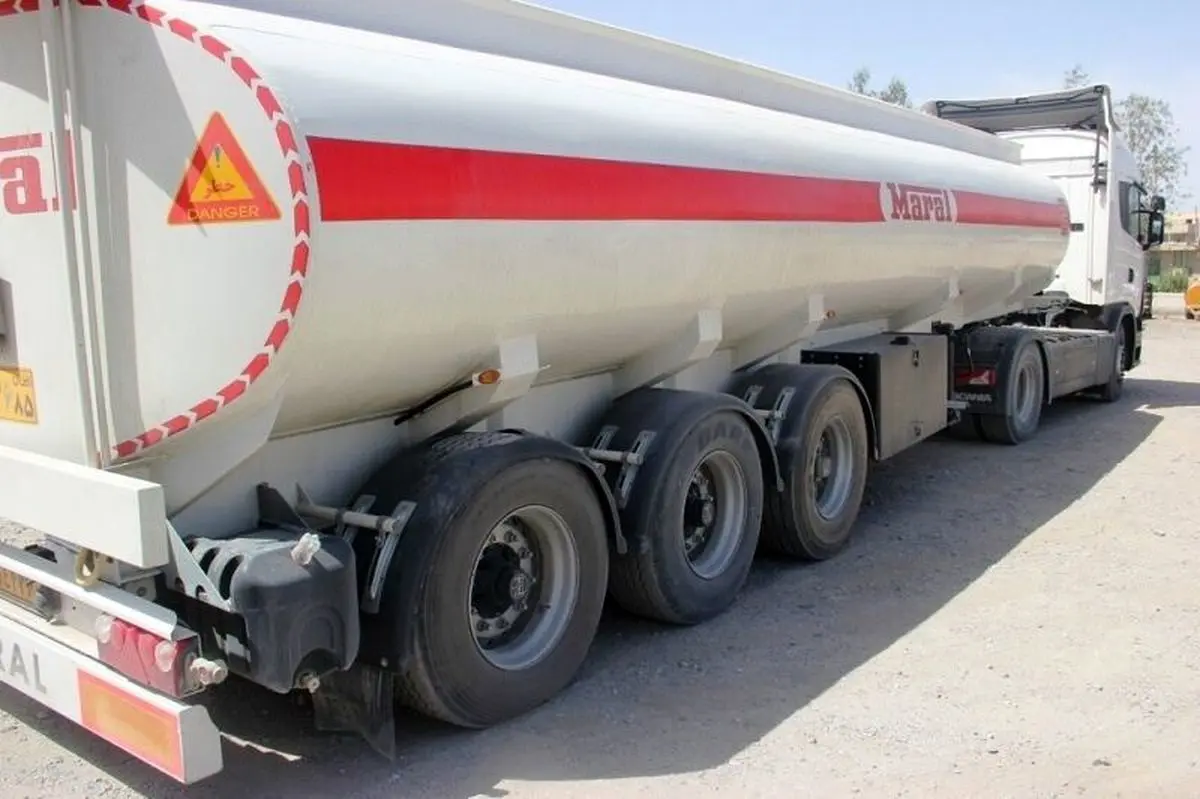 توقیف دو تریلر تانکردار حامل ۷۰ هزار لیتر سوخت قاچاق در شهرستان حاجی آباد استان هرمزگان