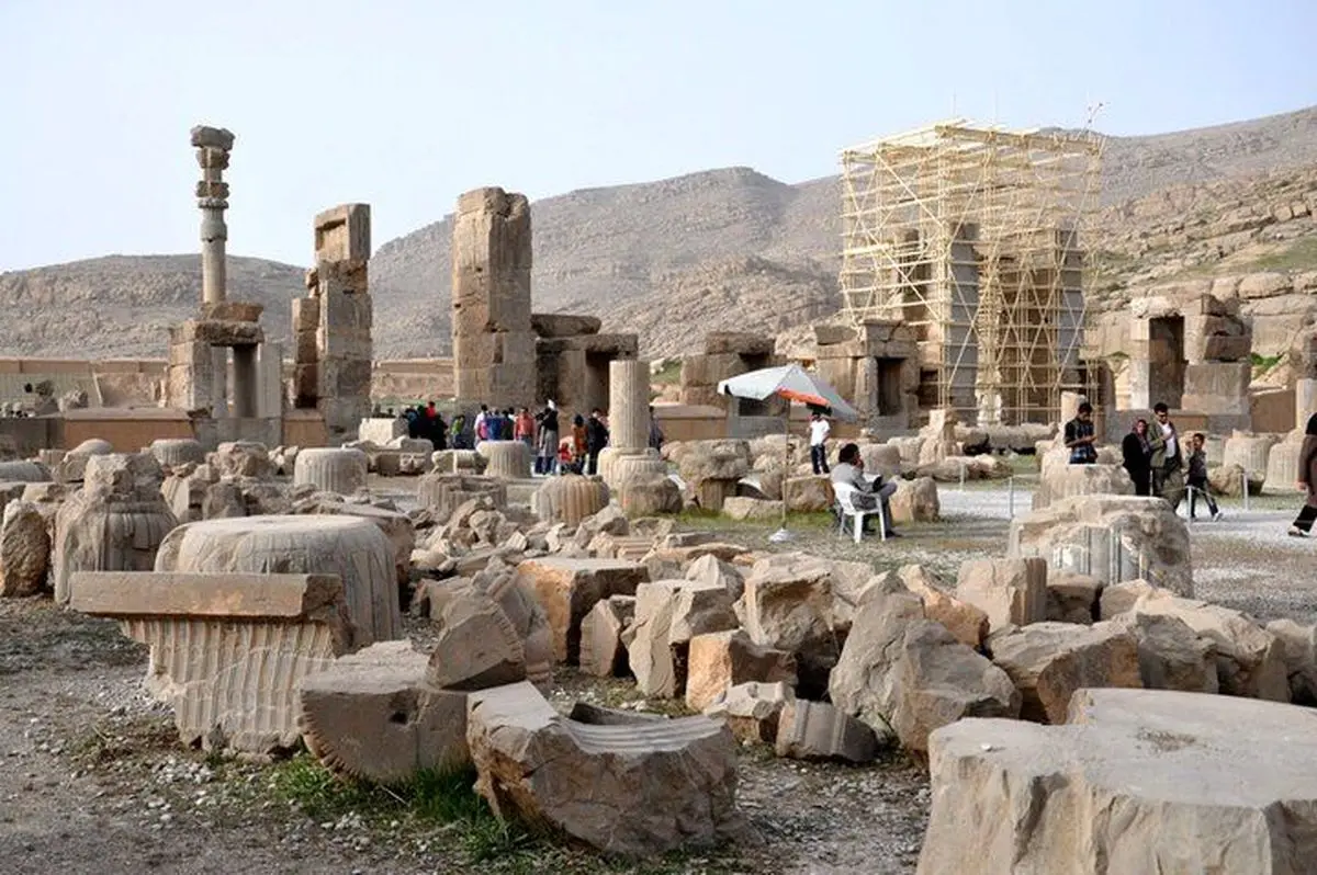 تخت جمشید سالانه ۳۰ سانتیمتر فرو می رود/ میراث جهانی در محاصره ۵هزار چاه غیرمجاز