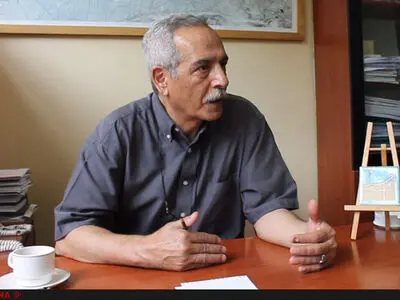 کمال اطهاری: نوابغِ انحصارگرا بُن توسعه‌ی ایران را زدند/ جزم‌اندیشی، آرمان‎شهر را به پَلَشت‌شهر تبدیل می‌کند/ ایدئولوژیِ حکومتِ یک‌دست، شاه را نابود کرد