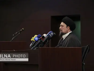 مسئولین باید کنار مردم و پایبند به آرمان‌های دینی باشند