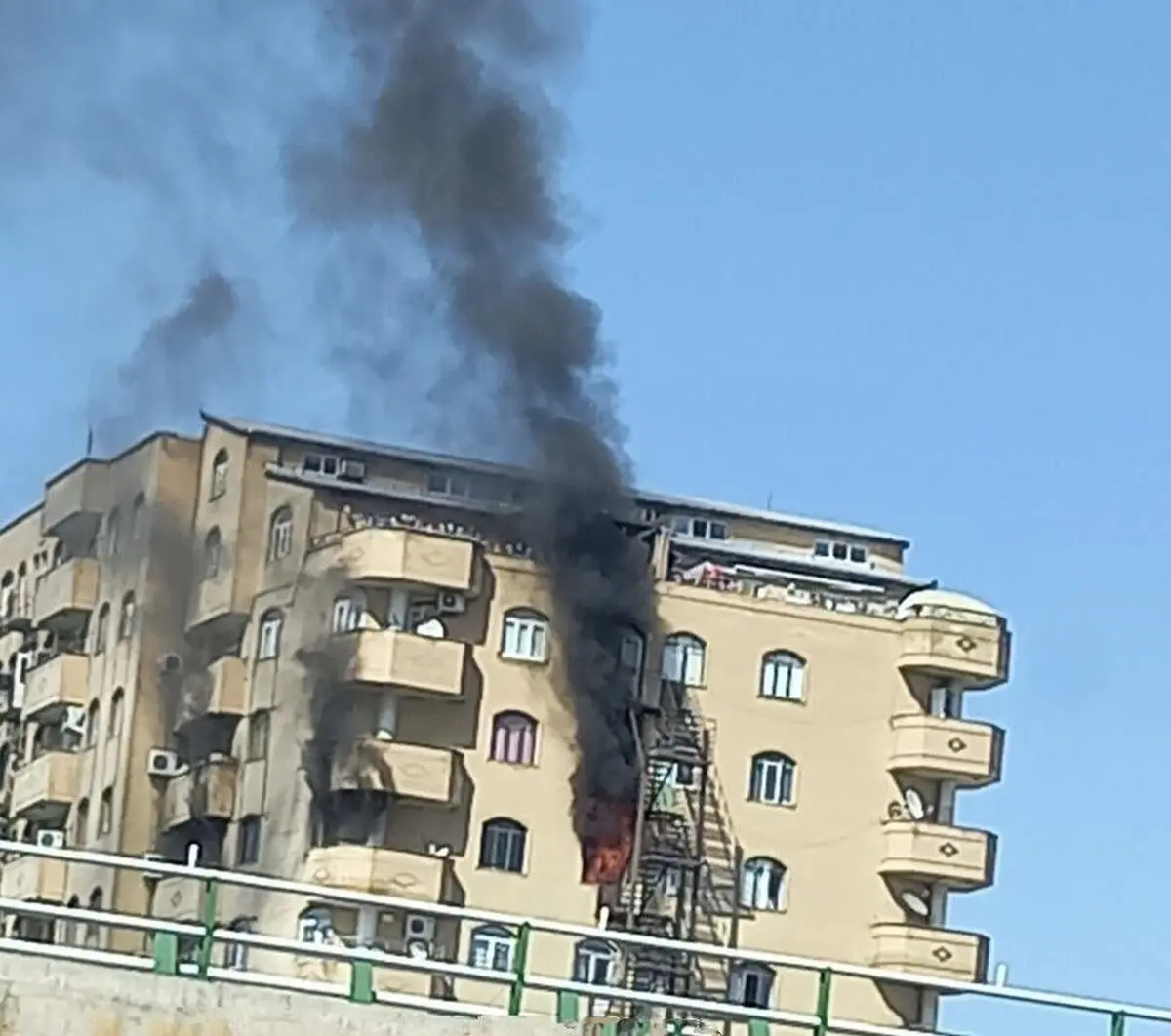 4 نفر محبوس حادثه آتش‌سوزی یک واحد مسکونی در قم نجات یافتند