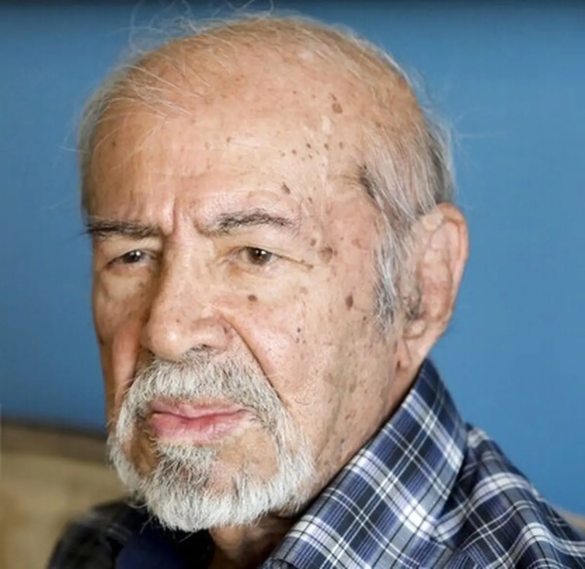 ر. اعتمادی به خاک سپرده شد