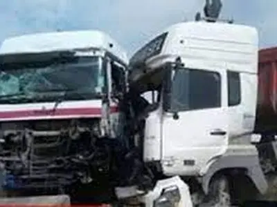 جزئیات جدید از حادثه برخورد دو تریلی در لار/ مصدومان حادثه کارگران حمل بار بودند