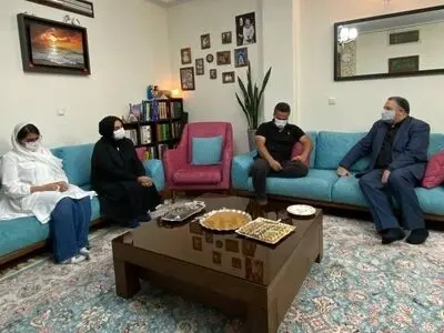 مدیرعامل بنیاد سینمایی فارابی به دیدار خانواده علی سلیمانی رفت/ ابلاغ پیام تسلیت وزیر فرهنگ و ارشاد اسلامی