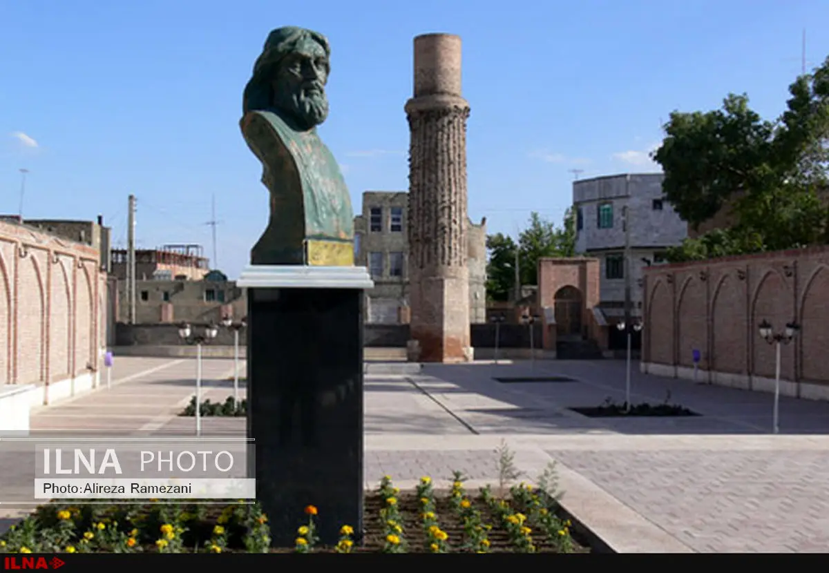 هنرمندان سنگ مزار شمس را طراحی میکنند