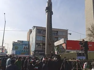 نمایش موشک «قیام» در مسیر راهپیمایی ۲۲ بهمن در تهران