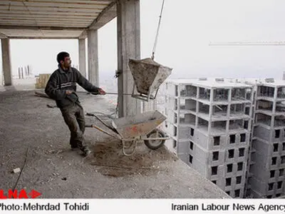 ۸۰۰ هزار کارگر ساختمانی  به دلیل کسری بودجه همچنان در انتظار بیمه/ مجلس پیگیری کند