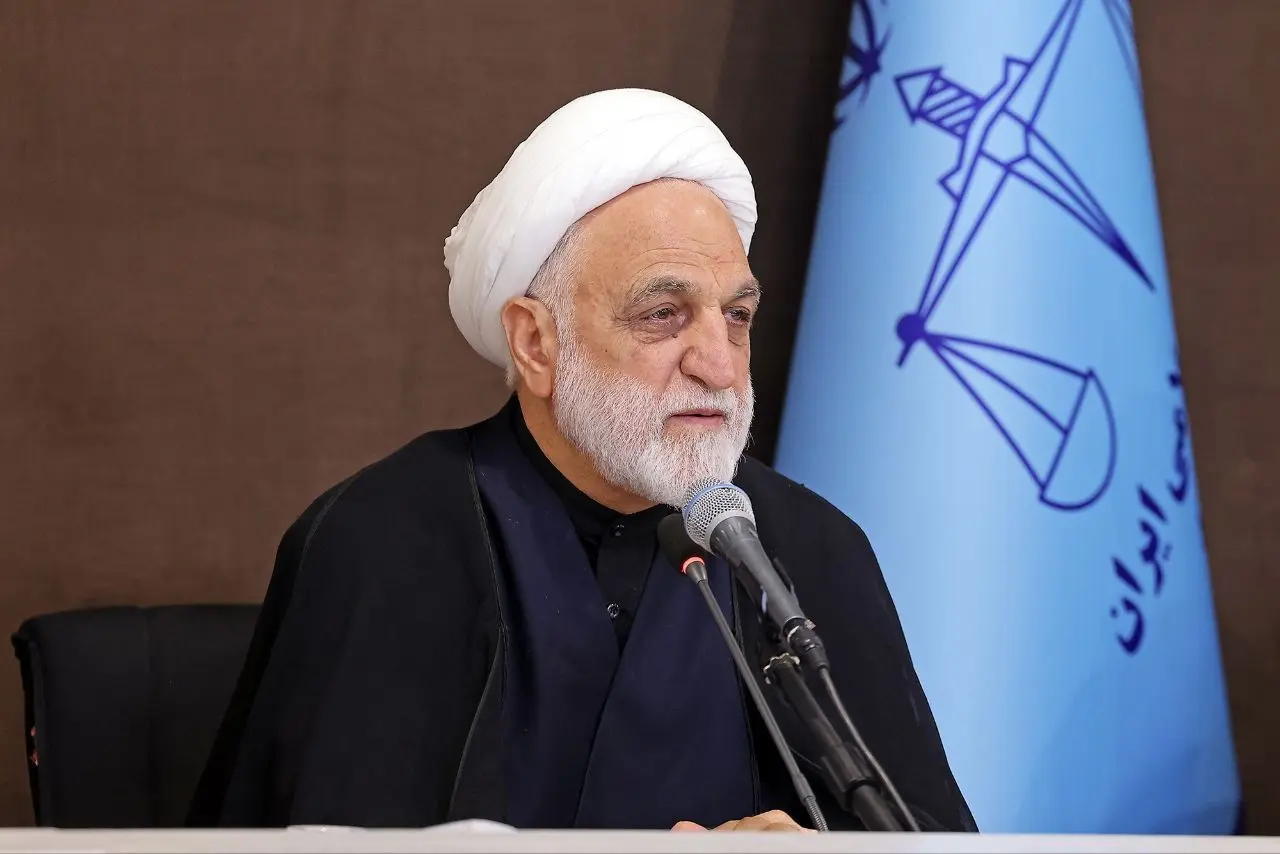 بانک مرکزی در قبال مسئولیت‌هایش در حوزه‌های پولی و بانکی و ارزی، توجه ویژه‌ای داشته باشد