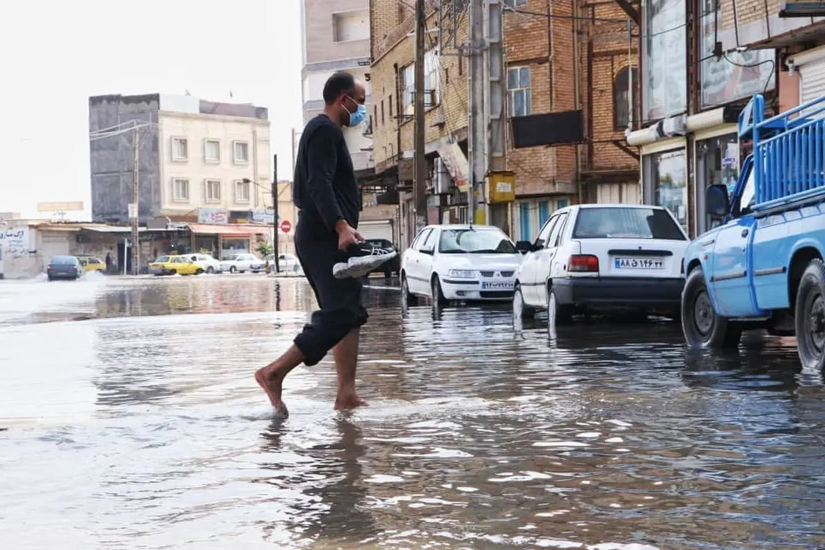 خوزستان زیر آب/ ورود فاضلاب به منازل شهروندان/ خطر فرو ریختن خانه‌های مناطق حاشیه‌نشین/از عدم لایروبی رودخانه کارون تا سیستم فرسوده فاضلاب