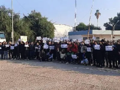چهارمین روز اعتراض صنفی کارگران قند خاورمیانه شوش/ مطالبات برآورده نشد