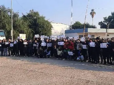 چهارمین روز اعتراض صنفی کارگران قند خاورمیانه شوش/ مطالبات برآورده نشد