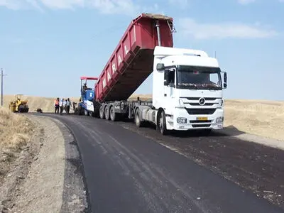 لکه‌گیری 150 هزار مترمربع از جاده‌های استان اردبیل