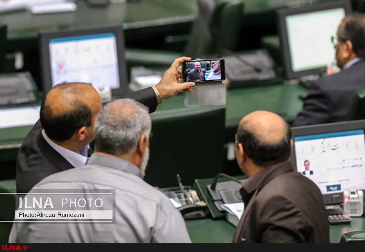 عکسهای یادگاری نمایندگان مانع از ادامه بررسی دستور جلسه شد