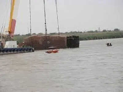 خارج سازی ۵ شناور مغروقه در آبراهه اروند به مناقصه رسید 