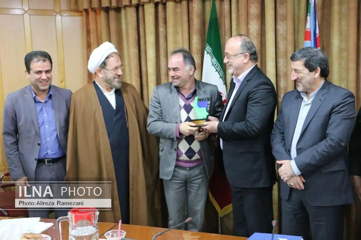 اهدای تندیس جشنواره اوقات فراغت جوانان به استانداری گیلان