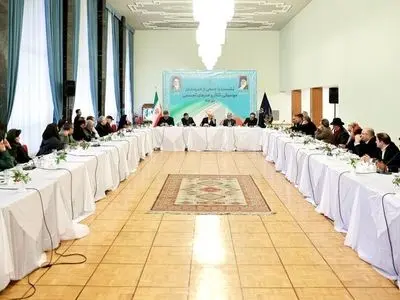 نشست عارف با جمعی از هنرمندان موسیقی، تئاتر و هنرهای تجسمی