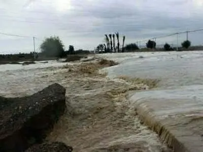 محبوس شدن ۱۰ نفر در خودروی سنگین گرفتار در سیل تنگه