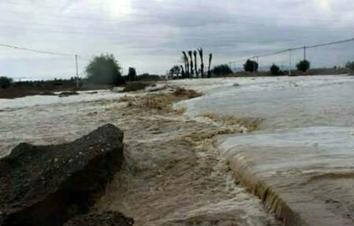 محبوس شدن ۱۰ نفر در خودروی سنگین گرفتار در سیل تنگه