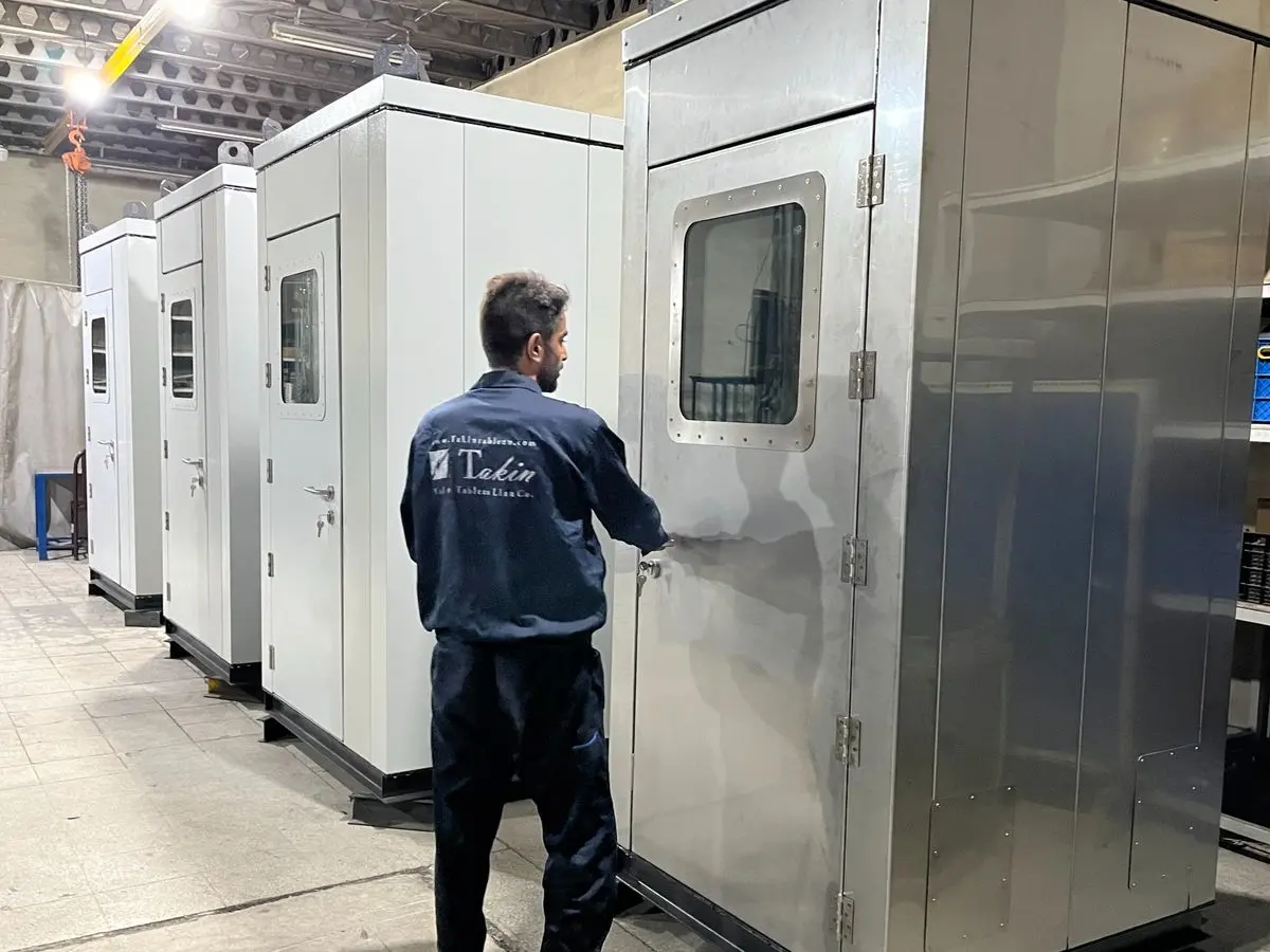 اهمیت تابلو برق در صنایع حساس؛ نگاهی به طراحی تابلو کنترل سرچاهی نفت 