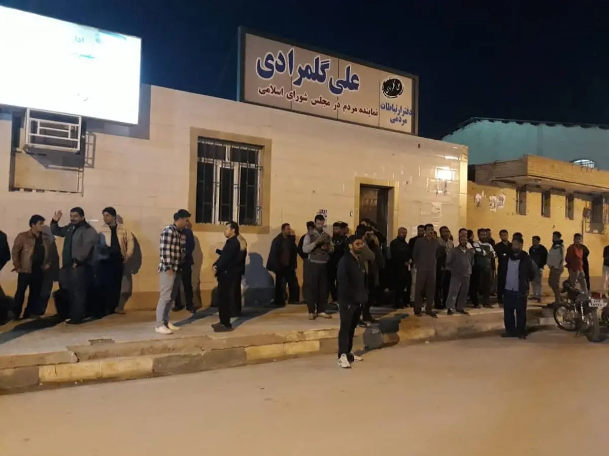 تجمع کارگران سایت‌های ضدعفونی بندر امام خمینی مقابل دفتر نماینده/ اعتراض کارگران به عملکرد اداره پایانه حمل و نقل