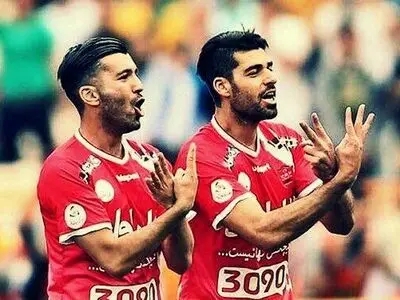 عکس یادگاری پرسپولیسی‌ها با عدد 4 در رختکن+عکس