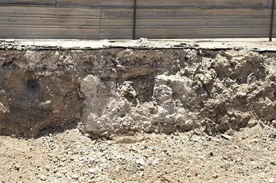 کشف سازه‌های معماری از زیر بازار کازرون/ کلنگ شهرداری به دیوارهای تاریخ خورد