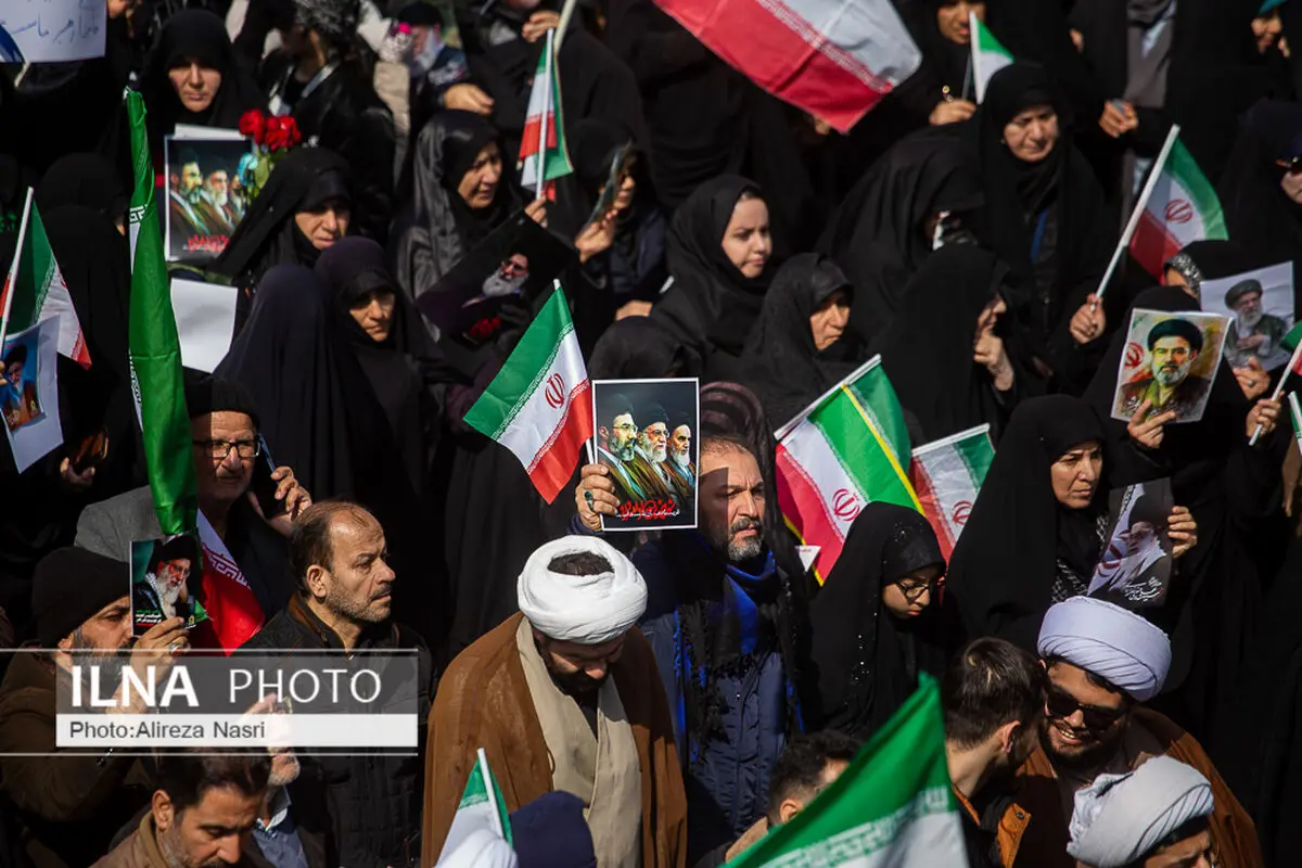 اصفهانی‌ها زیر بمباران دشمن با رهبر انقلاب بیعت کردند