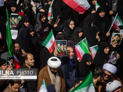 اصفهانی‌ها زیر بمباران دشمن با رهبر انقلاب بیعت کردند