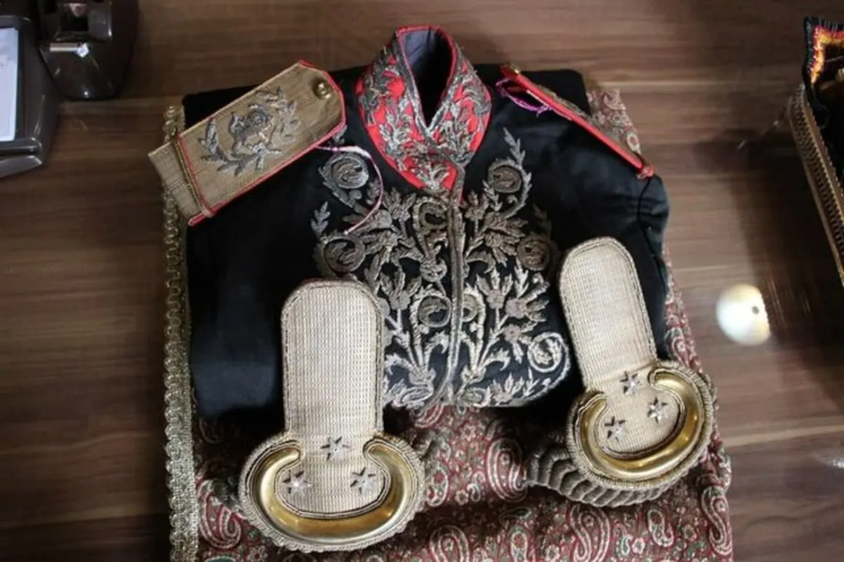 اهدای لباس سرتیپی ۱۱۶ ساله قاجار به موزه