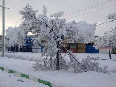 بارش برف سنگین‌ راه ارتباطی ۳۵۰ روستای الیگودرز را قطع کرده است