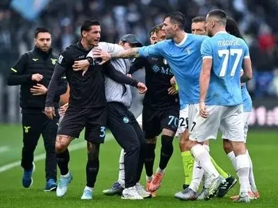 درگیری فیزیکی بازیکنان لاتزیو و ناپولی در دقایق پایانی بازی